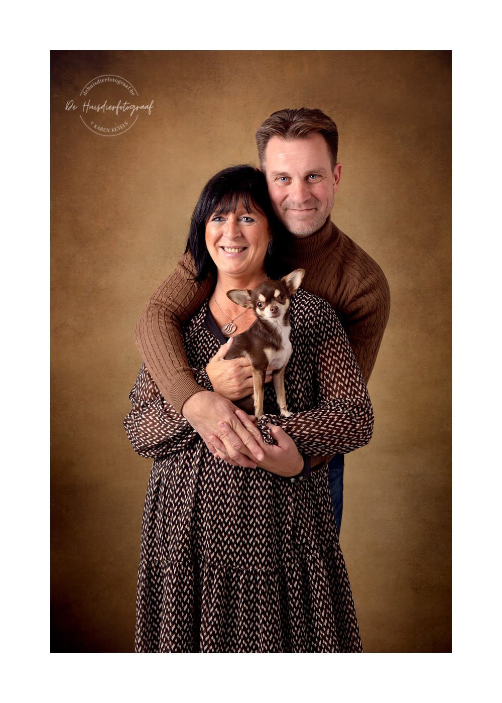Koppel met hun Chihuahua in de fotostudio bij De Husidierfotograaf