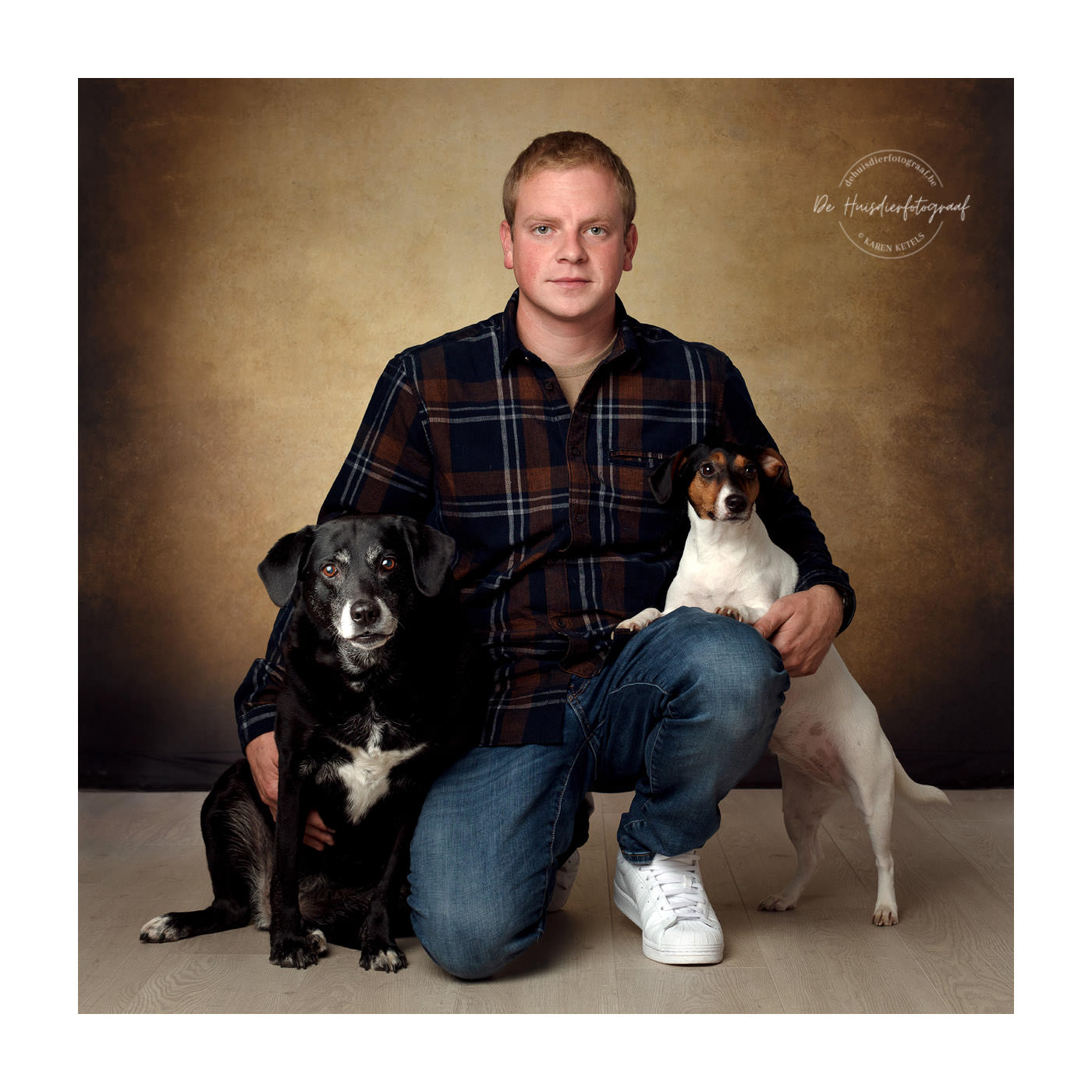 Portret van een man met zijn labrador en zijn jack Russel in de Fotostudio van De Huisdierfotograaf