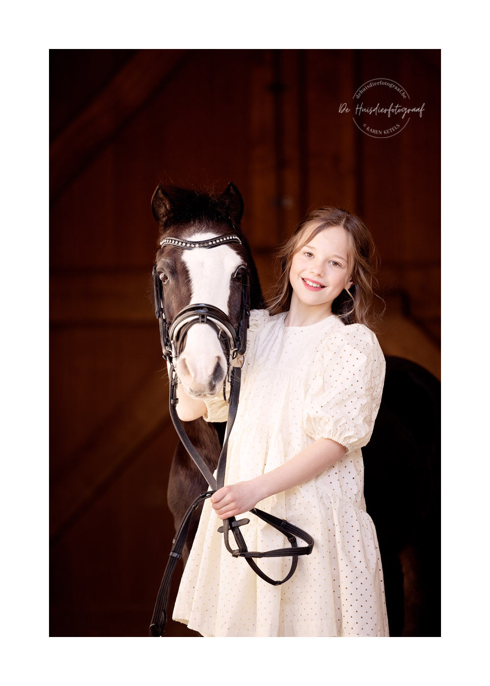 Portret van een meisje met haar pony. Portret door De Huisdierfotograaf