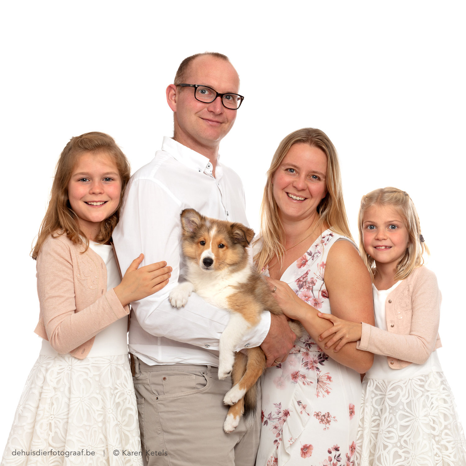 Portret van een gezin met een Shelti Pupje, door De Huisdierfotograaf