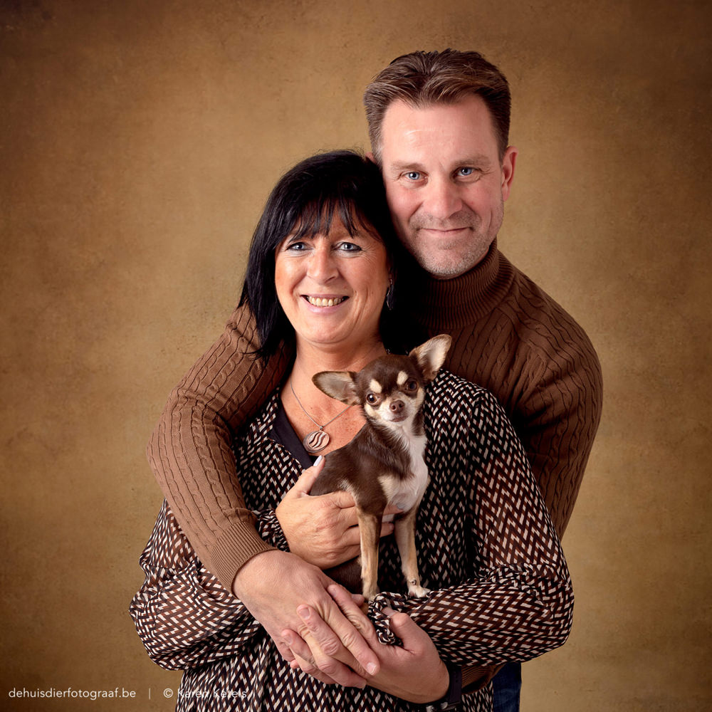 Portret Erik en Joëlle met hun chihuahua door De Huisdierfotograaf