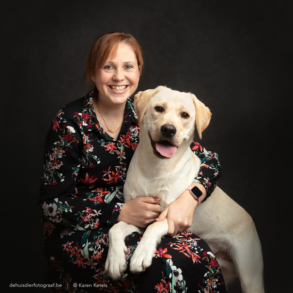 Portret Jolien met haar labrador door De Huisdierfotograaf