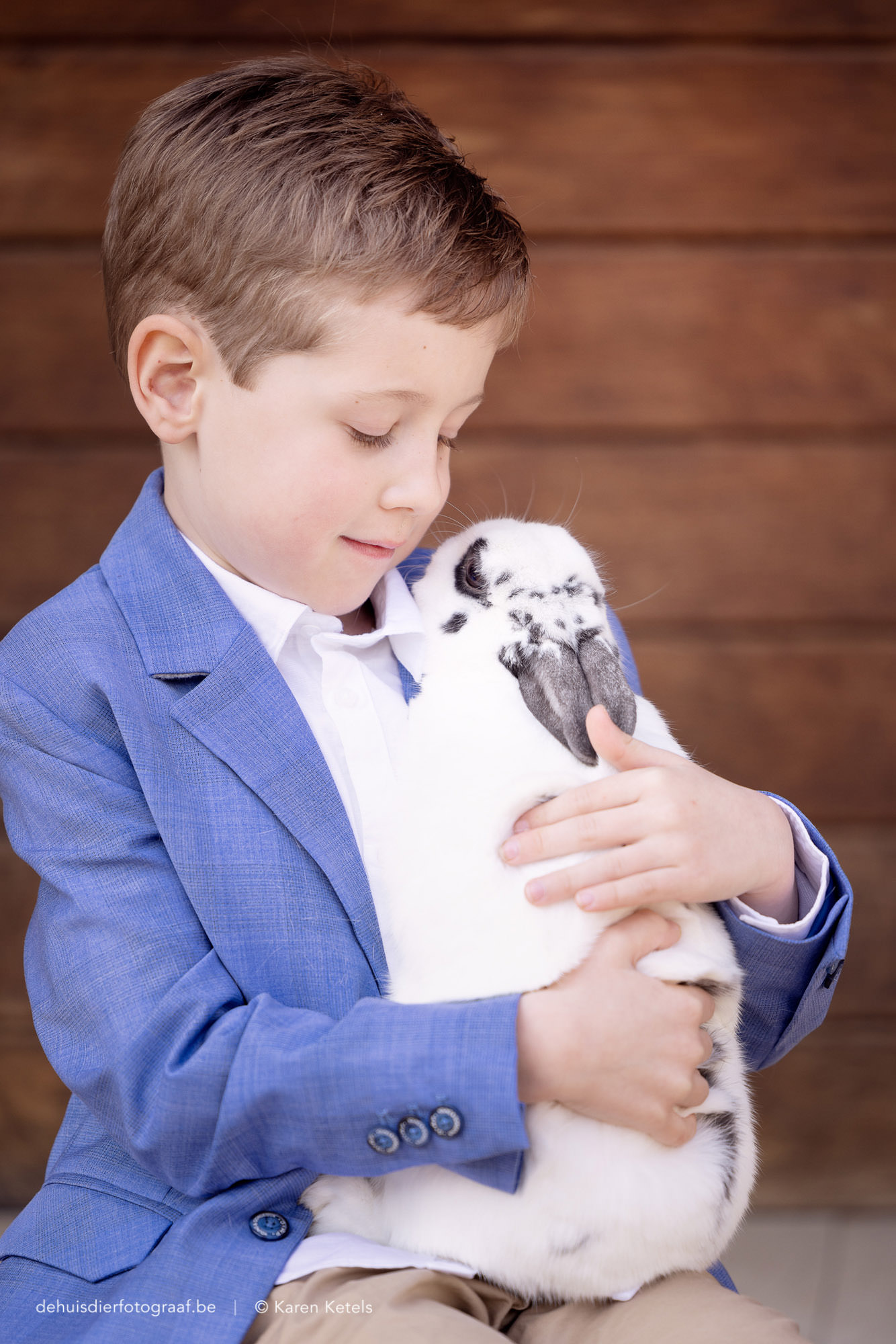 Portret van een jongetje met zijn konijntje op schoot, portret door De Huisdierfotograaf