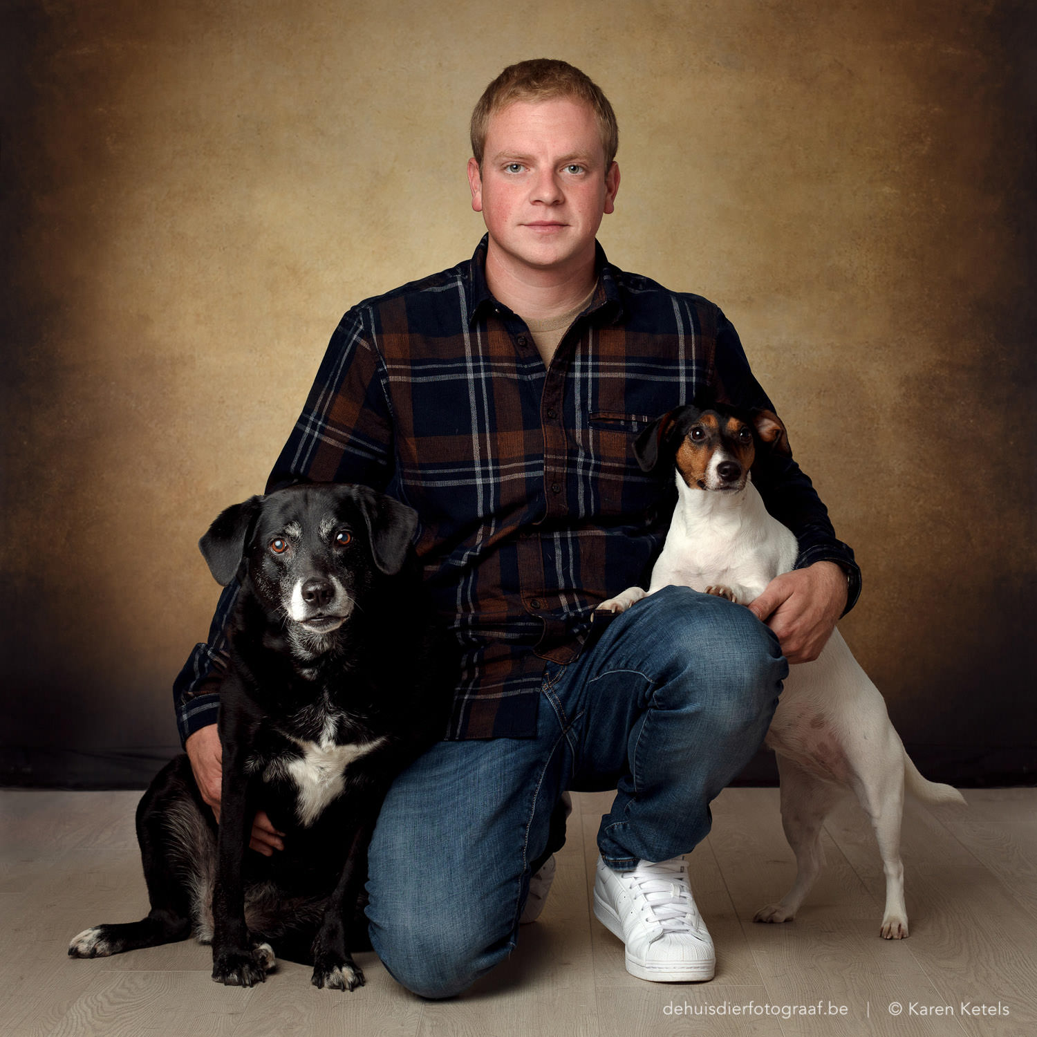 Portret van een man met zijn 2 honden door De Huisdierfotograaf