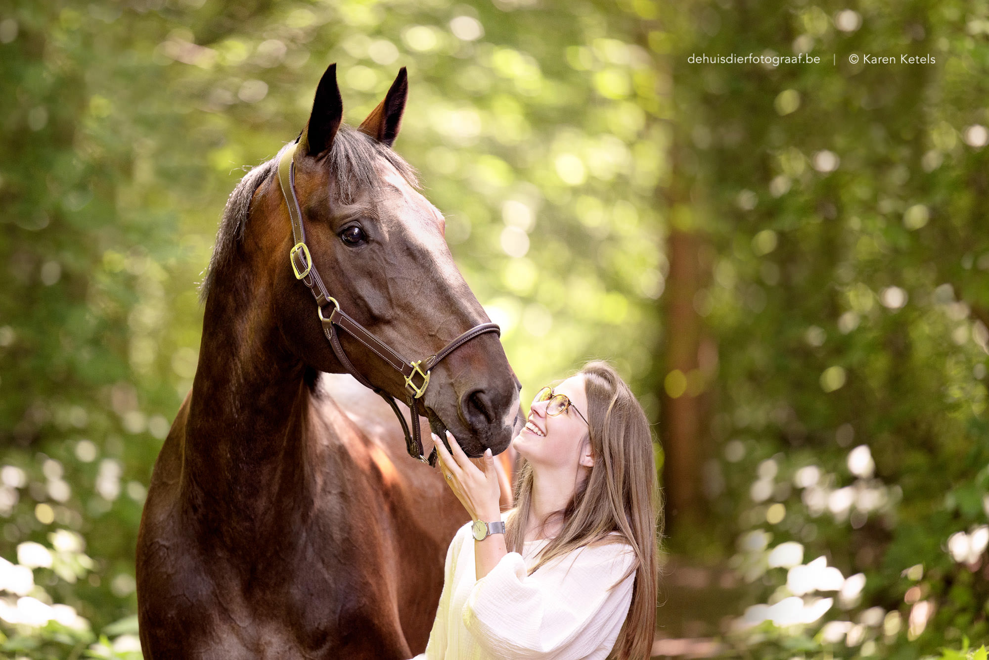 Portret van een meisje met haar paard door De Huisdierfotograaf