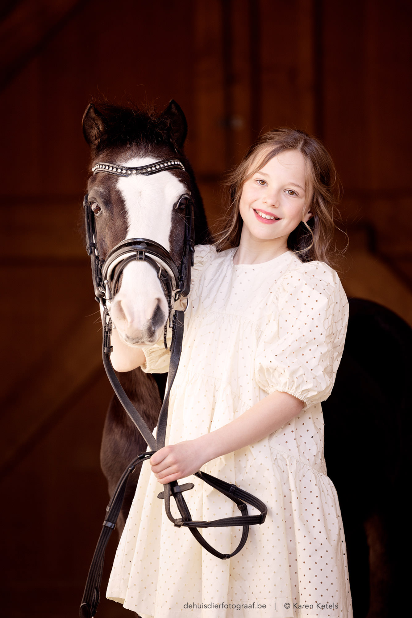 Portret van een meisje met haar pony, door De Huisdierfotograaf