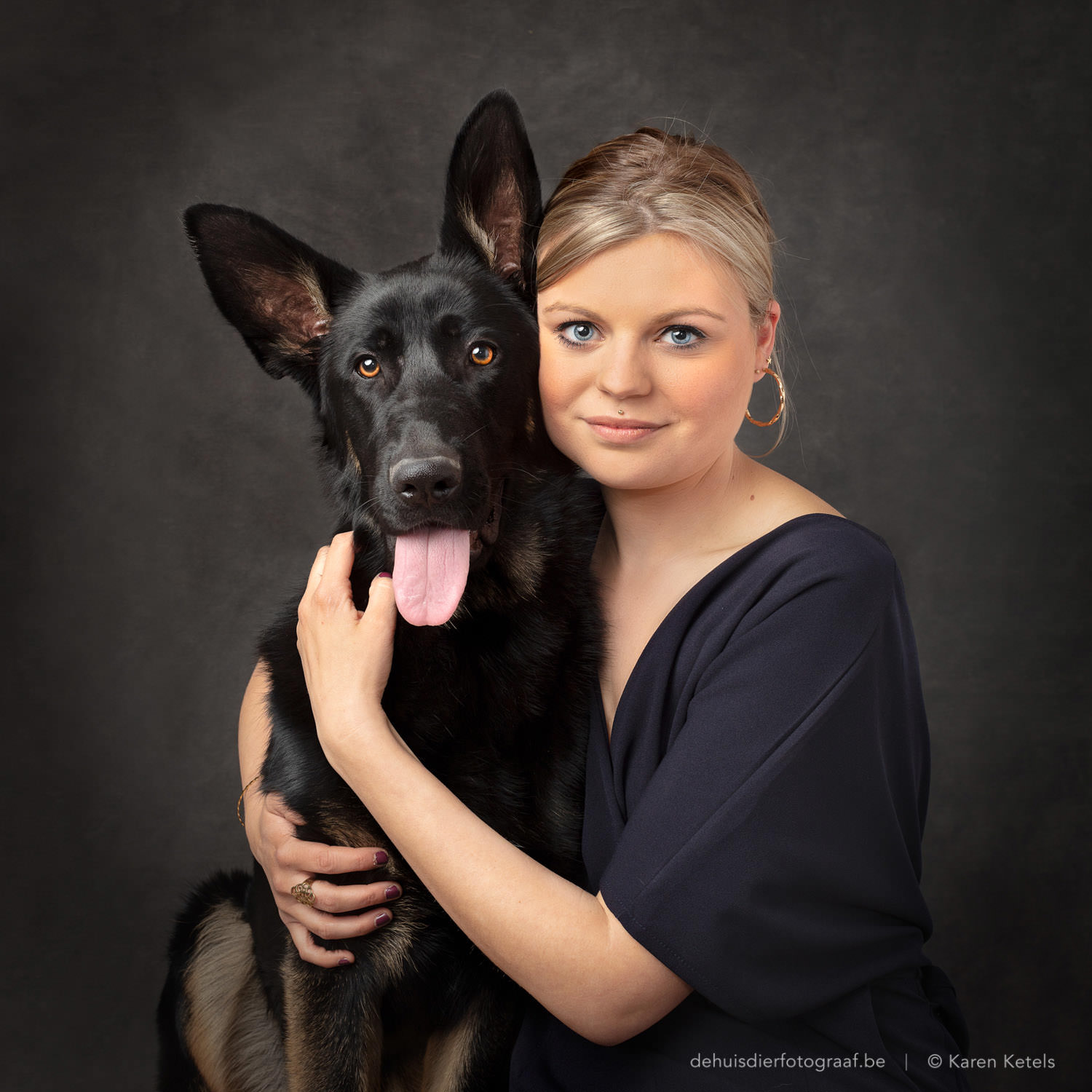 Studioportret van een jonge vrouw met haar zwarte herdershond. Portret in de studio door De Huisdierfotograaf